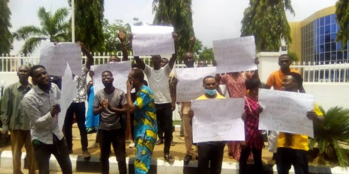 2023: Group warns APC against fielding Oshiomole