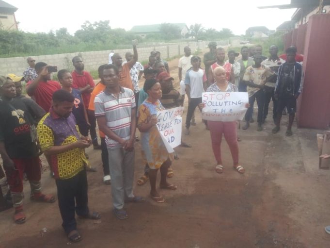 Protest: Residents of Assumpta Minor Seminary Road, Naze, decry pollution