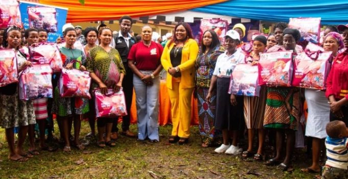 Lady Obareki Donates Maternity Kits To Expectant Mothers In Ikot Abasi
