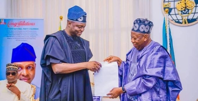 APC Chair Yilwatda Receives Ganduje On Condolence Visit