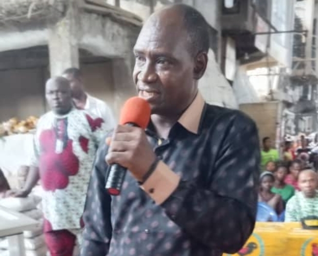 Ogbaru Market Leader Spreads Christmas Joy To 500+ Families