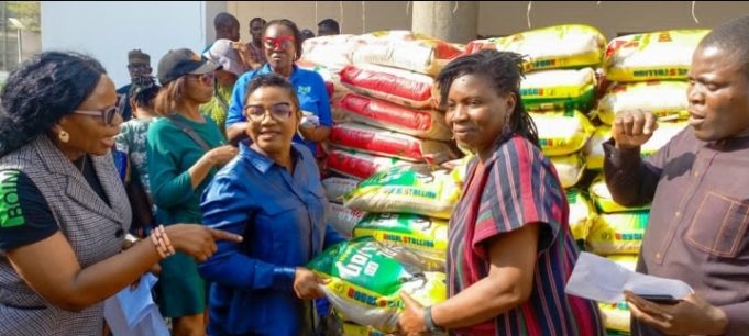 Grace Ike Spreads Christmas Cheer As NUJ FCT Distributes 600 Bags Of Rice To Journalists