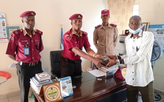 FRSC Operatives Return ₦3.7m Recovered From Fatal Crash Scene In Zaria